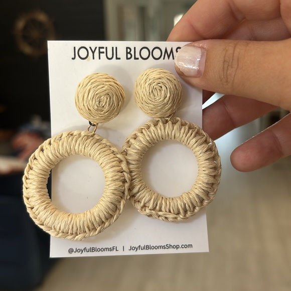 🎈4 LISTINGS FOR $20!! Natural Raffia Woven Hoop Round Drop Earrings Off White - Picture 2 of 4
